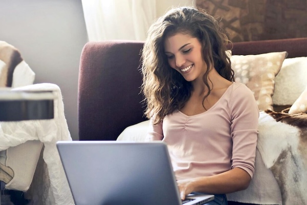 Spiewaren-Sanders-News Junge Frau sieht auf ihren Laptop